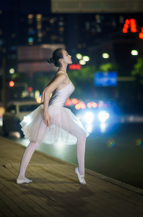 米兰体育官网-恩里克带领西班牙队迎来复苏，晋级欧洲杯